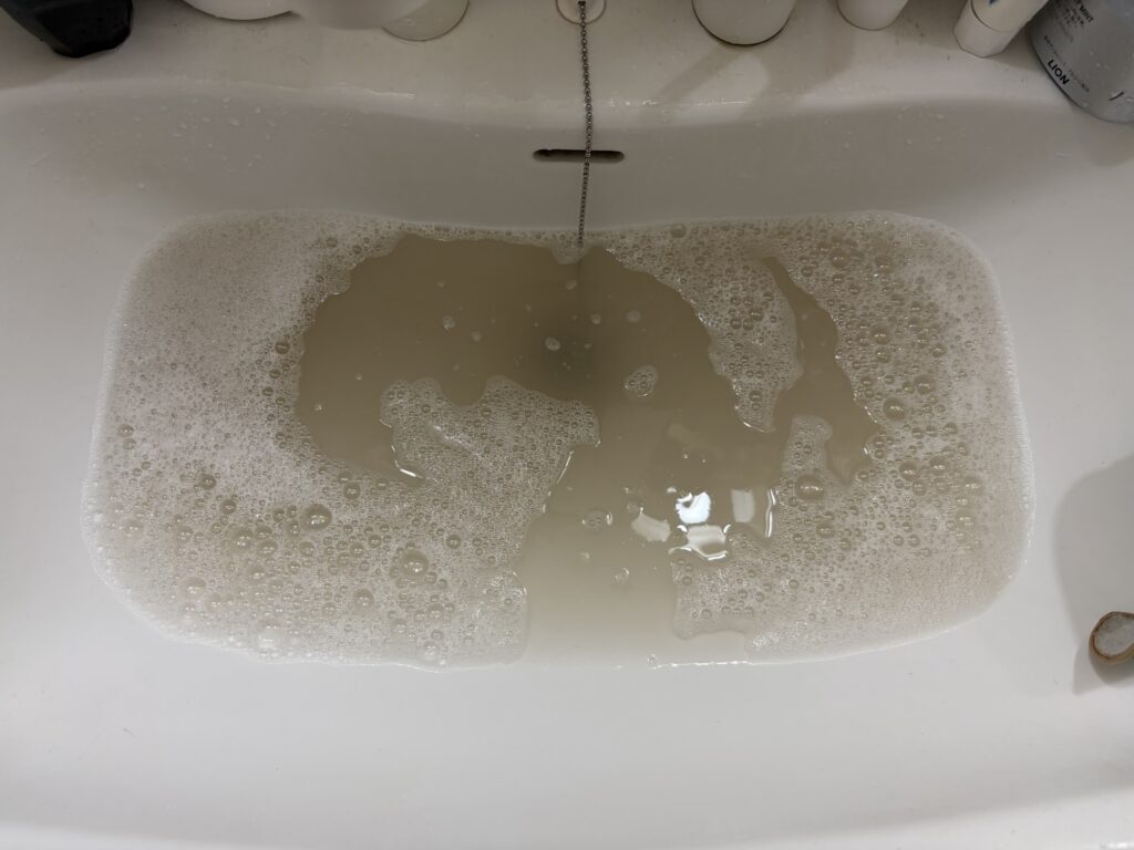 バッティンググローブを洗った後の汚れた洗浄液
