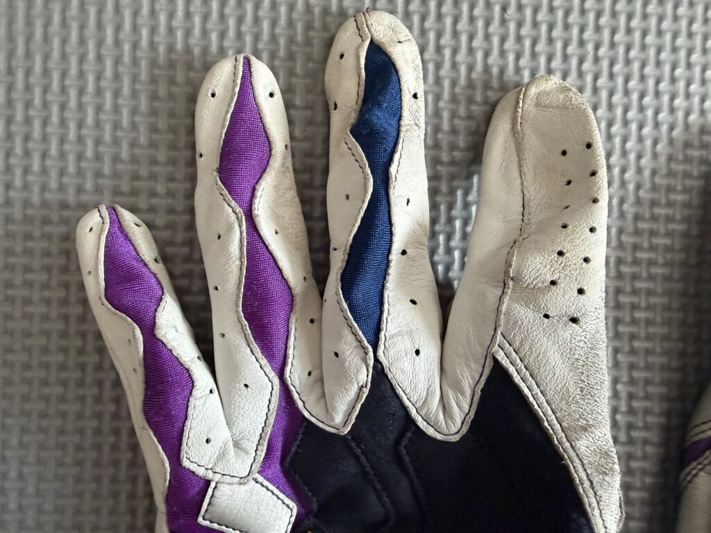 洗濯後のバッティンググローブの指先