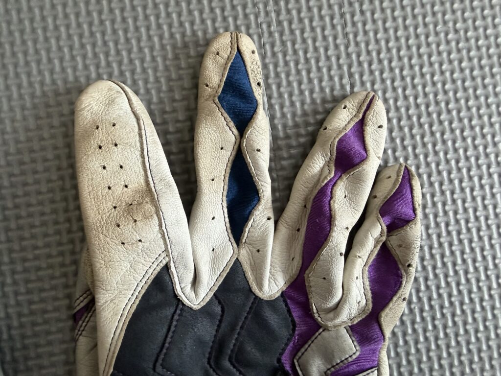 洗濯前のバッティンググローブの指先